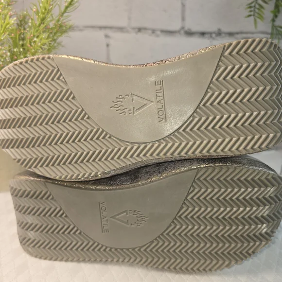 Volatile Metallic Taupe Snake-Texture Wedge Thong Sandals PLATFORM SUMMER SIZE 7 - Picture 8 of 9